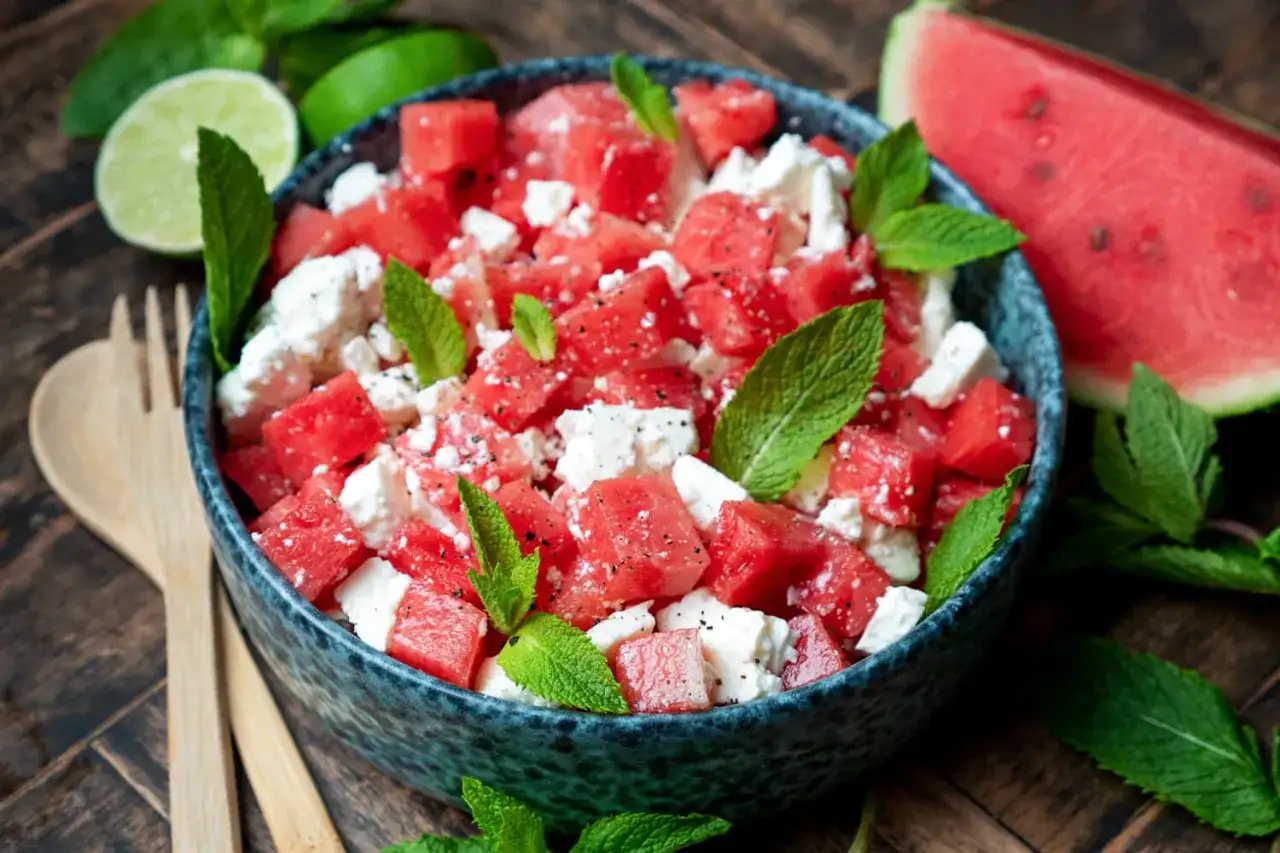 Wassermelonen-Feta-Salat - so gelingt er frisch und ausgewogen