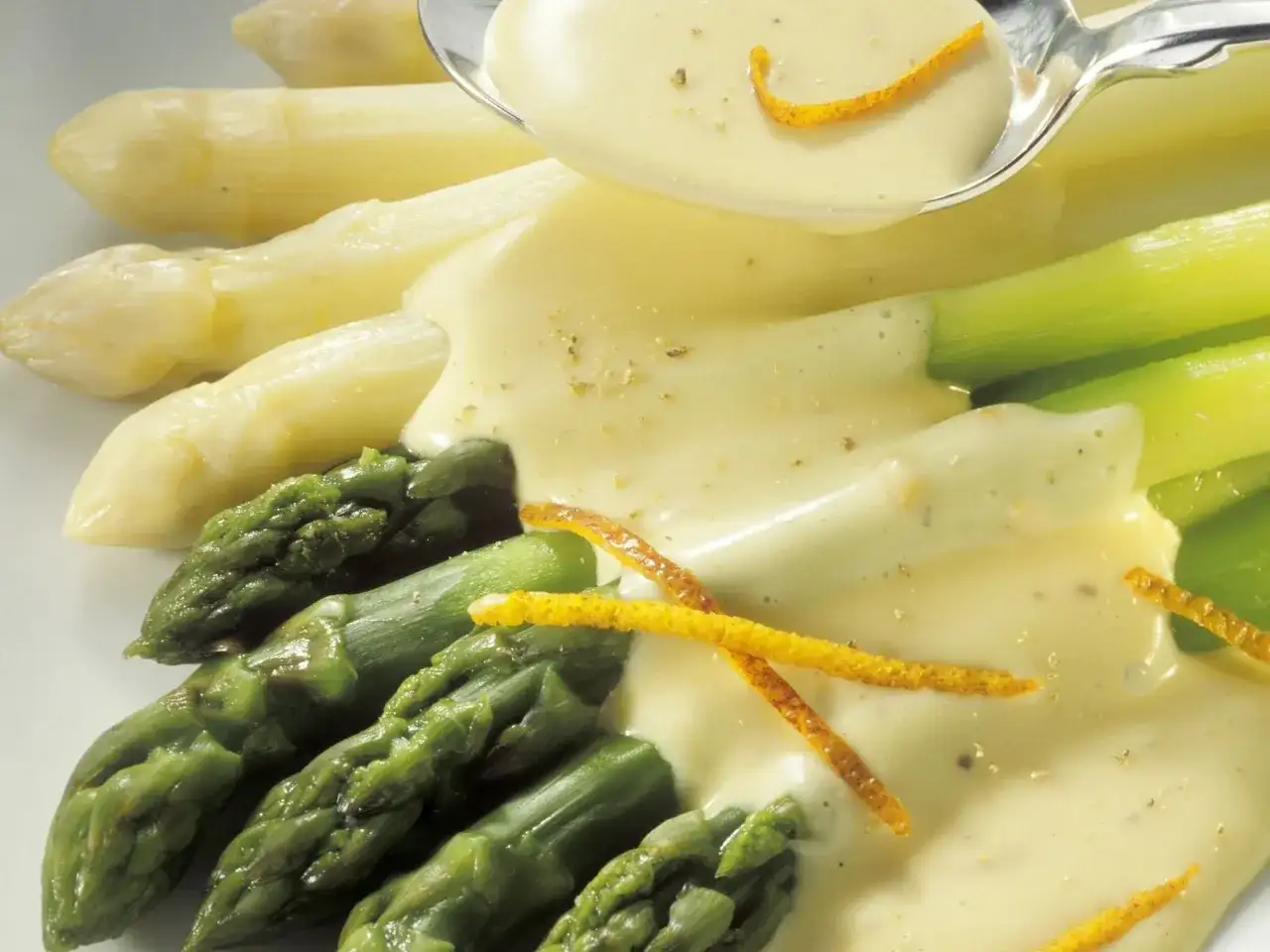 Spargel kochen - weißer und grüner Spargel mit Biss