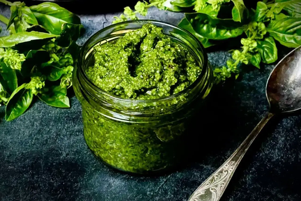 Basilikum-Pesto Rezept für Farbe, Aroma und lange Frische